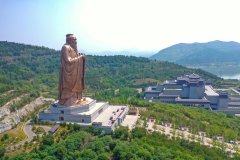 旅客正在尼山圣境景区取演员互动（2025年5月21日