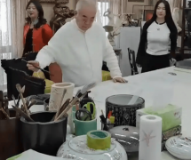 桌子上摆满了零食和饮料